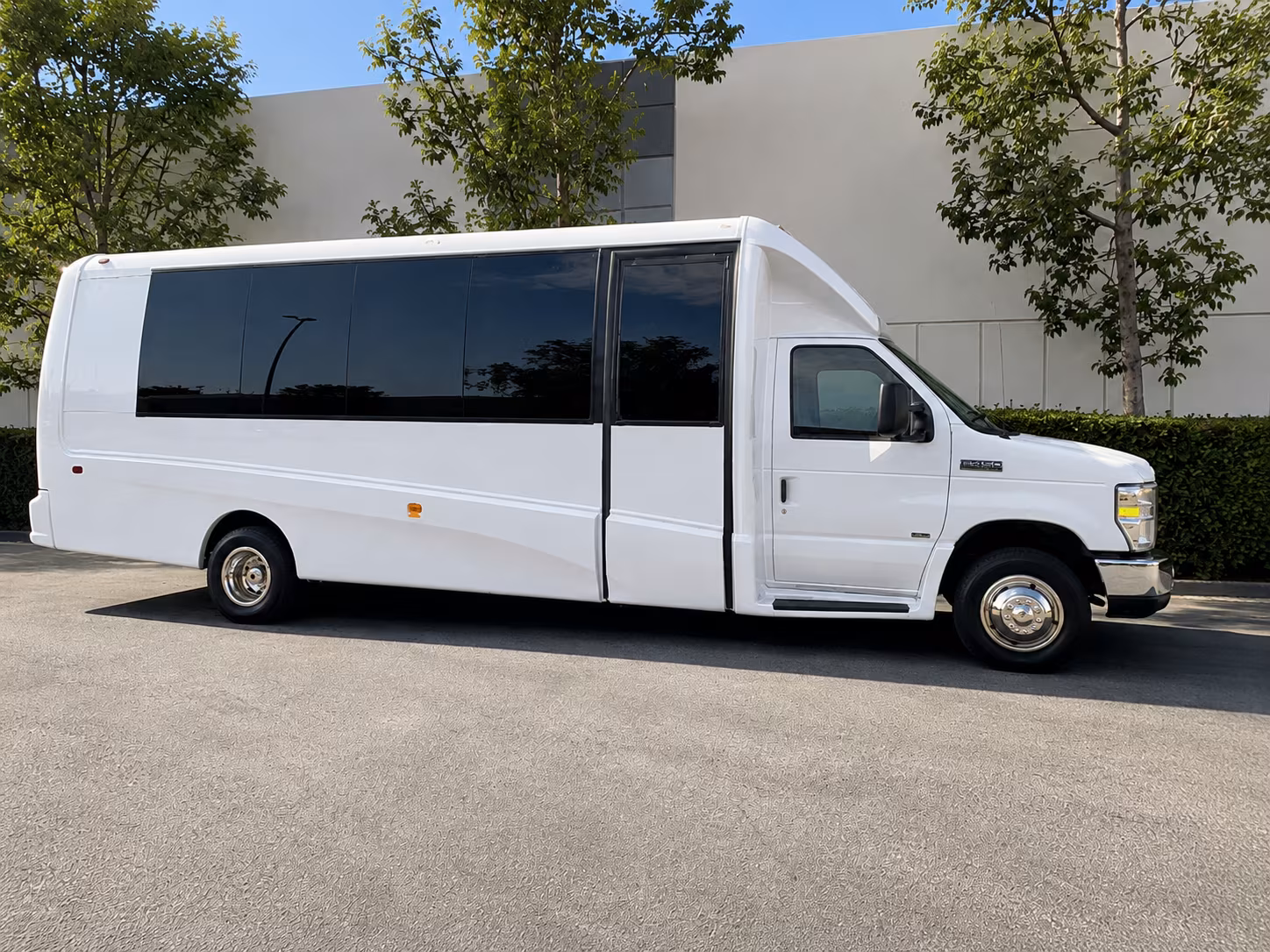 corporate airport transfer buses between shoreline and sea tac